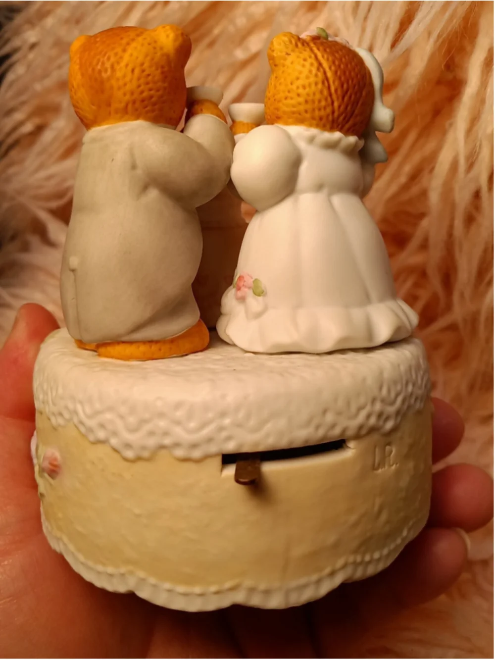 Lucy and Me Lucy Rigg Wedding Bears Bride Groom Toast W/Wedding Cake Music NOT